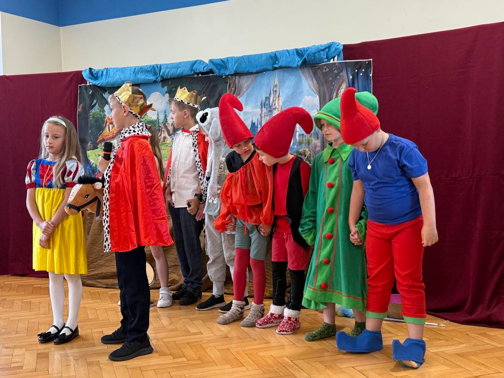 „Królewna Śnieżka” na szkolnej scenie – występ klasy 2b