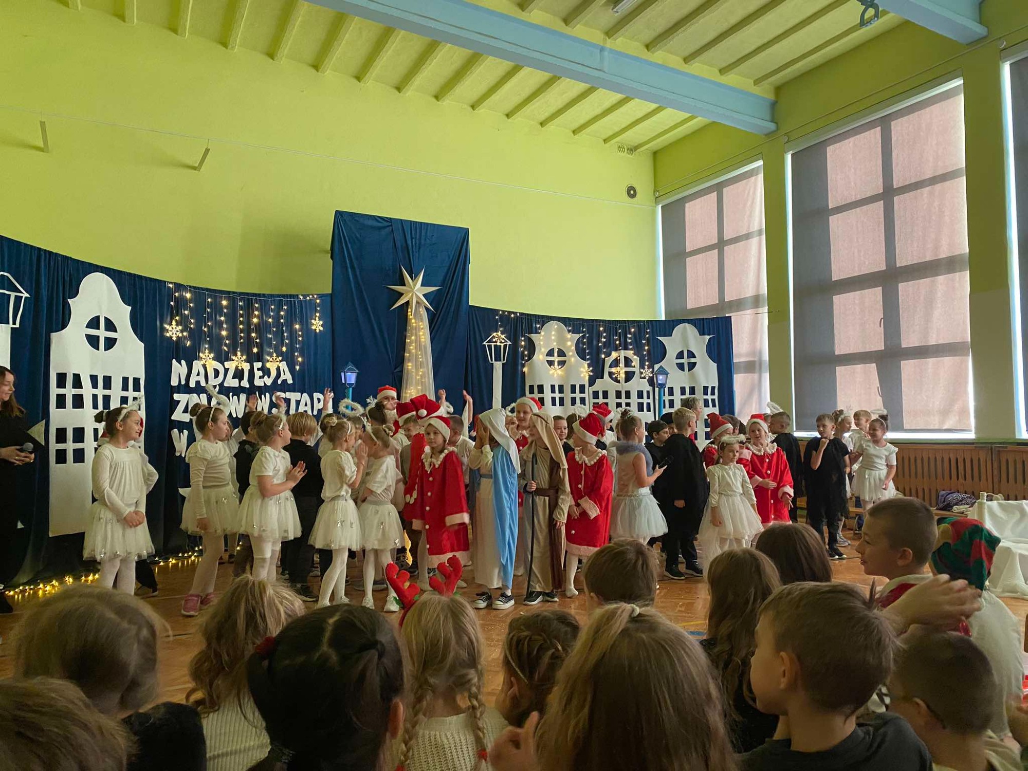 „Nadzieja znów wstąpi w nas”- jasełka w wykonaniu uczniów klas drugich