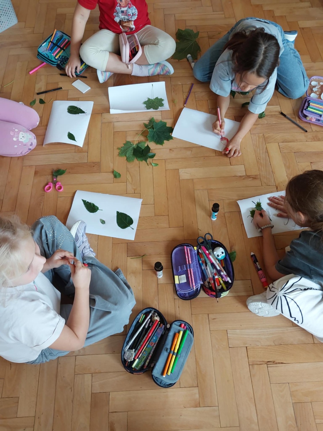 Jesienne robaczki z liści w świetlicy szkolnej