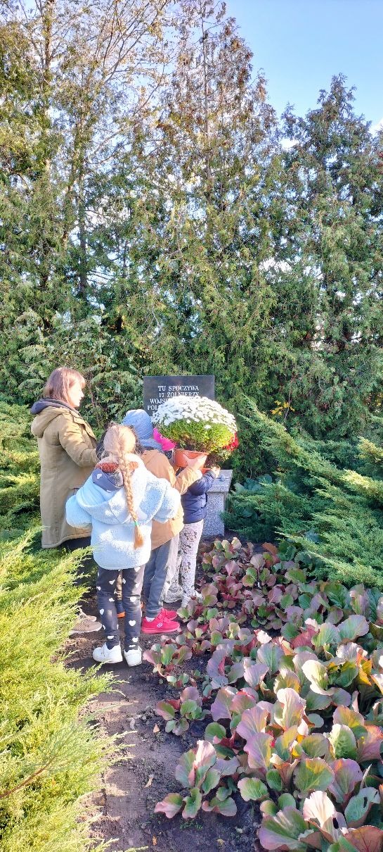 Pamiętamy o zmarłych – wizyta uczniów na cmentarzu w Strykowie