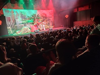 Wycieczka do teatru na spektakl 
