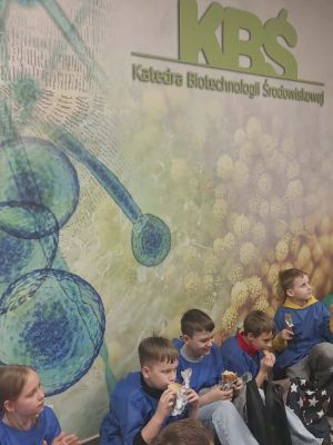 uczniowie na korytarzu Katedry Biotechnologii Żywieniowej w czasie przerwy śniadaniowej