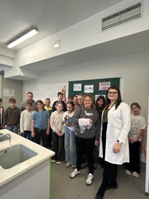 Uczniowie w trakcie warsztat&oacute;w - zdjęcie pamiątkowe.