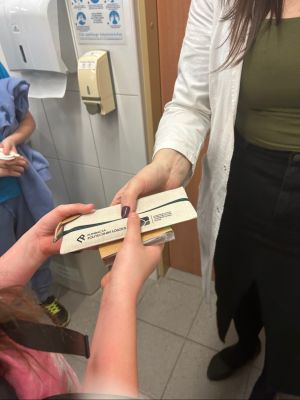 Upominki dla uczni&oacute;w po odbytych warsztatach.