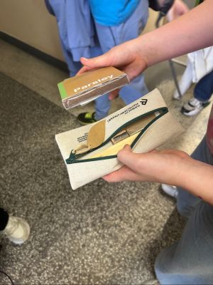 Upominki dla uczni&oacute;w po odbytych warsztatach.