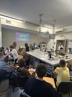 Uczniowie w trakcie warsztat&oacute;w.