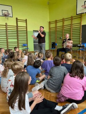 Uczniowie podczas koncertu muzycznego. Uczniowie podczas koncertu muzycznego.
