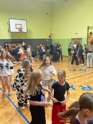 Uczestnicy dyskoteki tańczą Belgijkę.