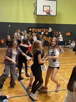 Uczestnicy dyskoteki tańczą Belgijkę.