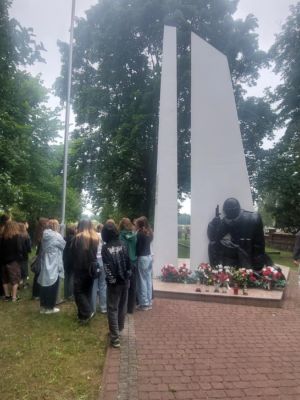 Uczniowie poznają historię pomnika bohaterów II wojny światowej w Koźlu. Uczniowie poznają historię pomnika bohaterów II wojny światowej w Koźlu.