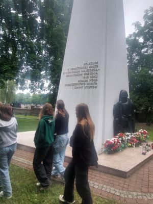 Uczniowie podziwiają pomnik bohaterów II wojny światowej w Koźlu. Uczniowie podziwiają pomnik bohaterów II wojny światowej w Koźlu.