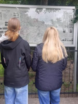 Uczniowie słuchają historii Marii Piotrowiczowej pod obeliskiem na jej cześć Uczniowie słuchają historii Marii Piotrowiczowej pod obeliskiem na jej cześć