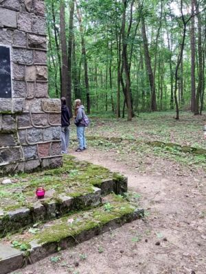 Uczeń klasy 8c zapala znicz pod pomnikiem na Cmentarzu wojennym w Poćwiardówce. Uczeń klasy 8c zapala znicz pod pomnikiem na Cmentarzu wojennym w Poćwiardówce.