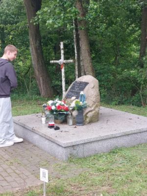 Uczniowie słuchają opowieści o jednej z potyczek powstania styczniowego pod kamieniem upamiętniającym poległych w Dobieszkowie Uczniowie słuchają opowieści o jednej z potyczek powstania styczniowego pod kamieniem upamiętniającym poległych w Dobieszkowie
