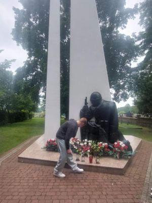 Uczeń klasy 8c zapala znicz pod pomnikiem bohaterów II wojny światowej w Koźlu. Uczeń klasy 8c zapala znicz pod pomnikiem bohaterów II wojny światowej w Koźlu.