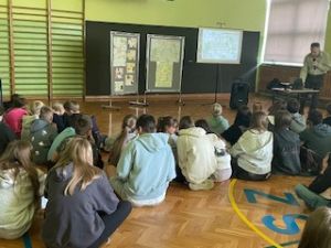Uczniowie, zgromadzeni w sali gimnastycznej, słuchają prelekcji. Uczniowie, zgromadzeni w sali gimnastycznej, słuchają prelekcji.