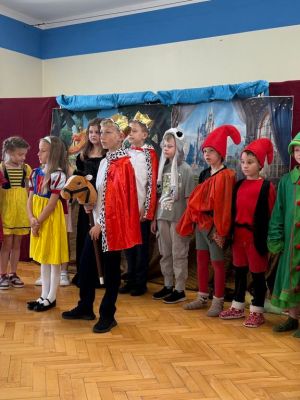 Uczniowie klasy 2b podczas przedstawienia ,,Królewna Śnieżka. Uczniowie klasy 2b podczas przedstawienia ,,Królewna Śnieżka.