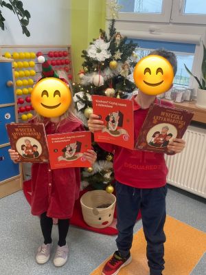 Uczniowie klas pierwszych prezentują z radością swoje wyprawki czytelnicze w ramach akcji mała książka wielki człowiek.