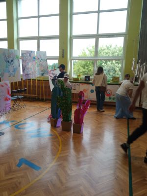 Uczniowie podziwiają prace kolegów. Uczniowie podziwiają prace kolegów.