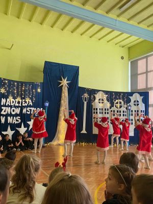 Taniec uczni&oacute;w klas 2,  jasełka w wykonaniu klas 2.