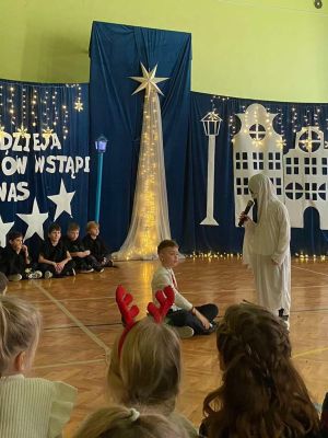 Taniec uczni&oacute;w klas 2,  jasełka w wykonaniu klas 2.