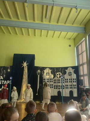 Taniec uczni&oacute;w klas 2,  jasełka w wykonaniu klas 2.