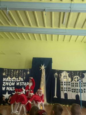Taniec uczni&oacute;w klas 2,  jasełka w wykonaniu klas 2.