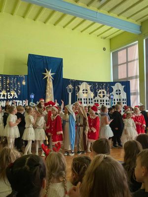 Taniec uczni&oacute;w klas 2,  jasełka w wykonaniu klas 2.