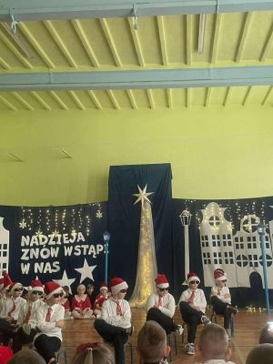 Taniec uczni&oacute;w klas 2,  jasełka w wykonaniu klas 2.