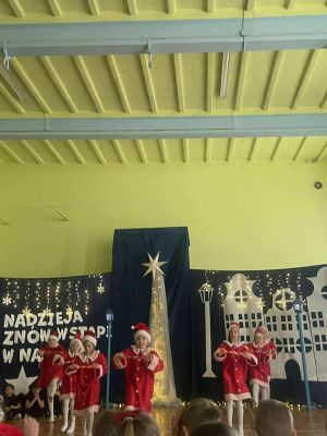 Taniec uczni&oacute;w klas 2,  jasełka w wykonaniu klas 2.