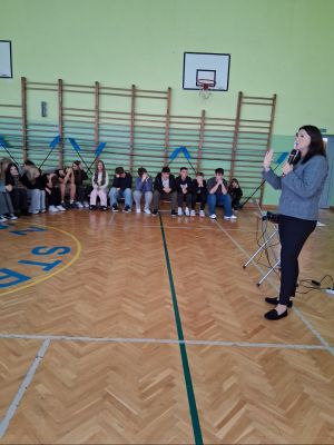 Uczniowie słuchają prelekcji 