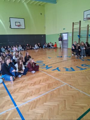 Uczniowie słuchają prelekcji 