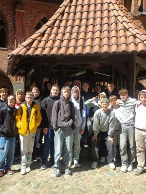 Malbork - dziedziniec - grupa chłopców Malbork - dziedziniec - grupa chłopców