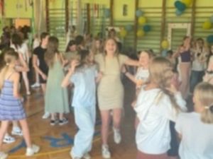 Nóżka lewa, nóżka prawa. Super tańczę w wykonaniu dzieci. Nóżka lewa, nóżka prawa. Super tańczę w wykonaniu dzieci.
