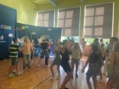 Wszystkie ręce teraz w górę! Uczniowie tańczący układ taneczny. Wszystkie ręce teraz w górę! Uczniowie tańczący układ taneczny.