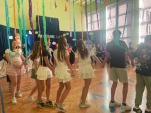 Starszy czy młodszy, nie ma znaczenie bo wszyscy znają najlepsze hity na dyskotece. Uczniowie z klasy 8 tańczący w kółku. Starszy czy młodszy, nie ma znaczenie bo wszyscy znają najlepsze hity na dyskotece. Uczniowie z klasy 8 tańczący w kółku.