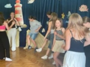 Uczennice bawiące się w kółku do muzyki na powitanie lata. Uczennice bawiące się w kółku do muzyki na powitanie lata.
