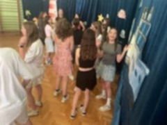 Uczniowie tańczący w kole na dyskotece dla klas IV-VIII. Uczniowie tańczący w kole na dyskotece dla klas IV-VIII.