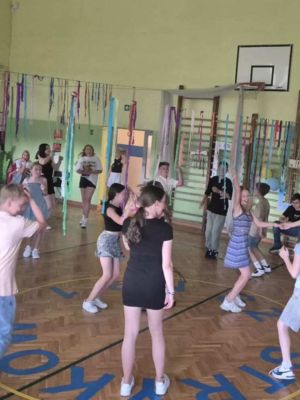 Uczniowie z klasy V dają przykład młodszym i starszym jak dobrze bawić się na dyskotece. Uczniowie z klasy V dają przykład młodszym i starszym jak dobrze bawić się na dyskotece.