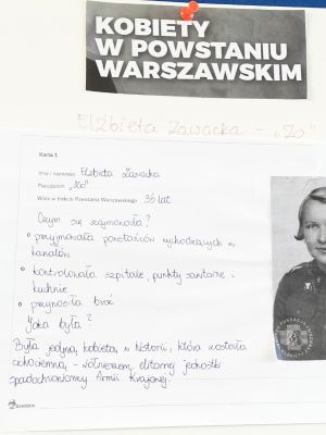 Pracę uczni&oacute;w prezentujące uczestniczki Powstania Warszawskiego 