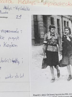 Pracę uczni&oacute;w prezentujące uczestniczki Powstania Warszawskiego 