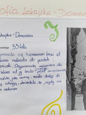 Pracę uczni&oacute;w prezentujące uczestniczki Powstania Warszawskiego 