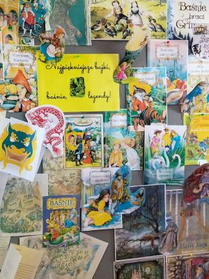 Dzieci oglądają gazetkę dotycząca bajek i baśni.