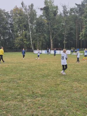 Mecz naszej drużyny dziewcząt z zawodniczkami ze Szkoły Podstawowej nr 1 w Strykowie.