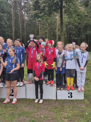 Dziewczęta z obu drużyn pokazują ogromne zaangażowanie, wolę walki i prawdziwego ducha sportu.