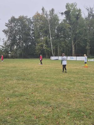 Emocji nie brakowało w meczu dziewcząt ze SP 2 Stryk&oacute;w z SP ZNP nr 2 w Łodzi. Obie drużyny walczą z pełnym zaangażowaniem, pokazując determinację i ducha sportowej rywalizacji.