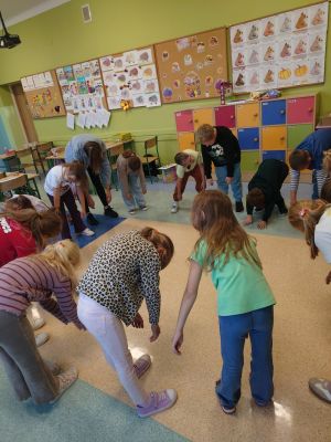 Uczniowie podczas ćwiczeń rozluźniających napięcie