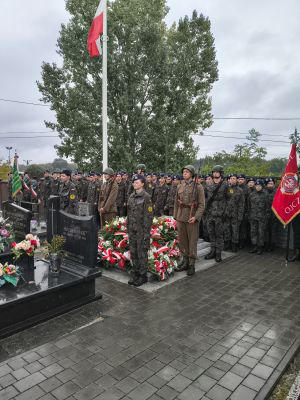 W kwiatach. Pomnik upamiętniający poległych żołnierzy w 1939 roku. 
