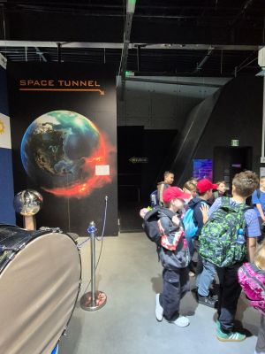Przejście uczni&oacute;w Space tunelem