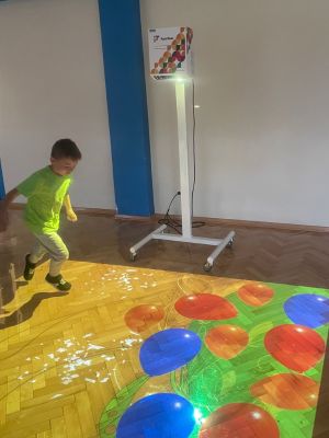 Uczniowie korzystają z gier dostępnych na podłodze interaktywnej podczas zajęć.